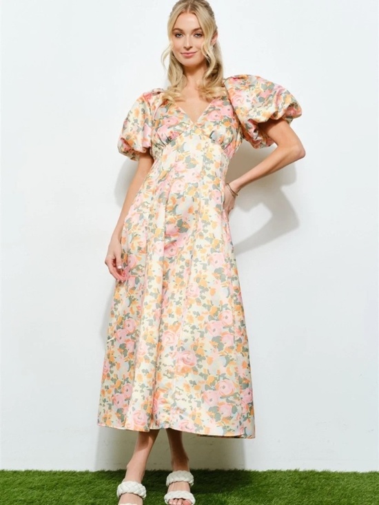 Boutique Dresses & Skirts - Beautiful Floral Maxi Dress With Puff Sleeves And A Bow Detail NWT